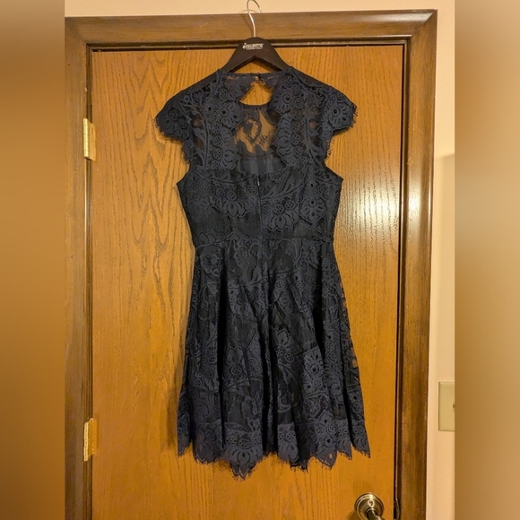 BB Dakota Lace Dress size small - Picture 3 of 4